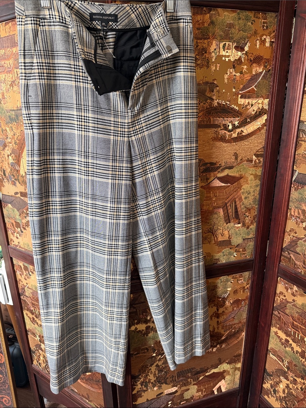 Banana Republic Men’s Plaid Dress Pants in Gray and Cream